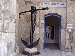 У входа стоит якорь, символизирующий тематику музея
