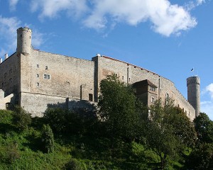 Замок Тоомпеа, справа возвышается "Высокий Герман"