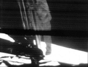 Первый шаг человека на Луну - Нил Армстронг спускается по лестнице лунного модуля на "нехоженную" землю
