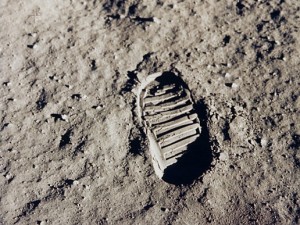 Один из первых человеческих следов на Луне. След от ботинка Базза Олдрина, 20 июля 1969 года.