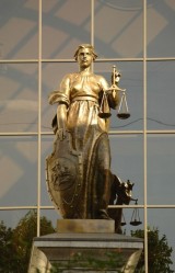 Фимида - богиня правосодия на здании Верховного Суда РФ