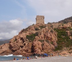 Башня Торре-ди-Порту возвышается над местными скалами