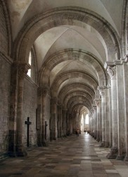 Северный притвор нефа базилики (2-я пол. XII в.) - сомкнутые своды поддерживаются величественными арками
