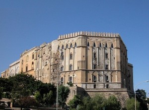 Палаццо Норманни (Palazzo dei Normanni), вид с Пьяцца Индепенденца