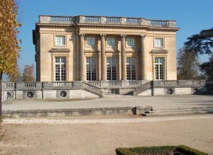 Дворец Малый Трианон (Petit Trianon), входящий в комплекс Версальского дворца. Построен в 1762—1768 годах. Маркиза де Помпадур видела начало строительства дворца, но умерла за четыре года до его завершения, и дворец достался следующей фаворитке — графине Дюбарри.