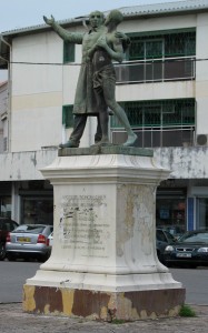 Памятник Виктору Шельшеру в Кайенна на площади, носящей имя политика