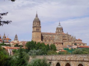 Salamanca - Старый и Новый кафедральные соборы. На переднем плане - римский мост.