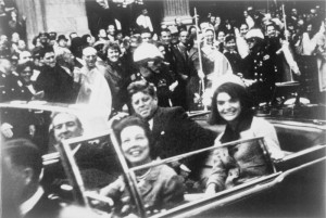 Джон Кеннеди, Жаклин Кеннеди и губернатор Техаса Джон Конналли в президентском автомобиле за несколько секунд до убийства
